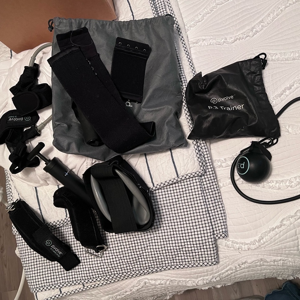 P.volve Black and Gray Fitness Set